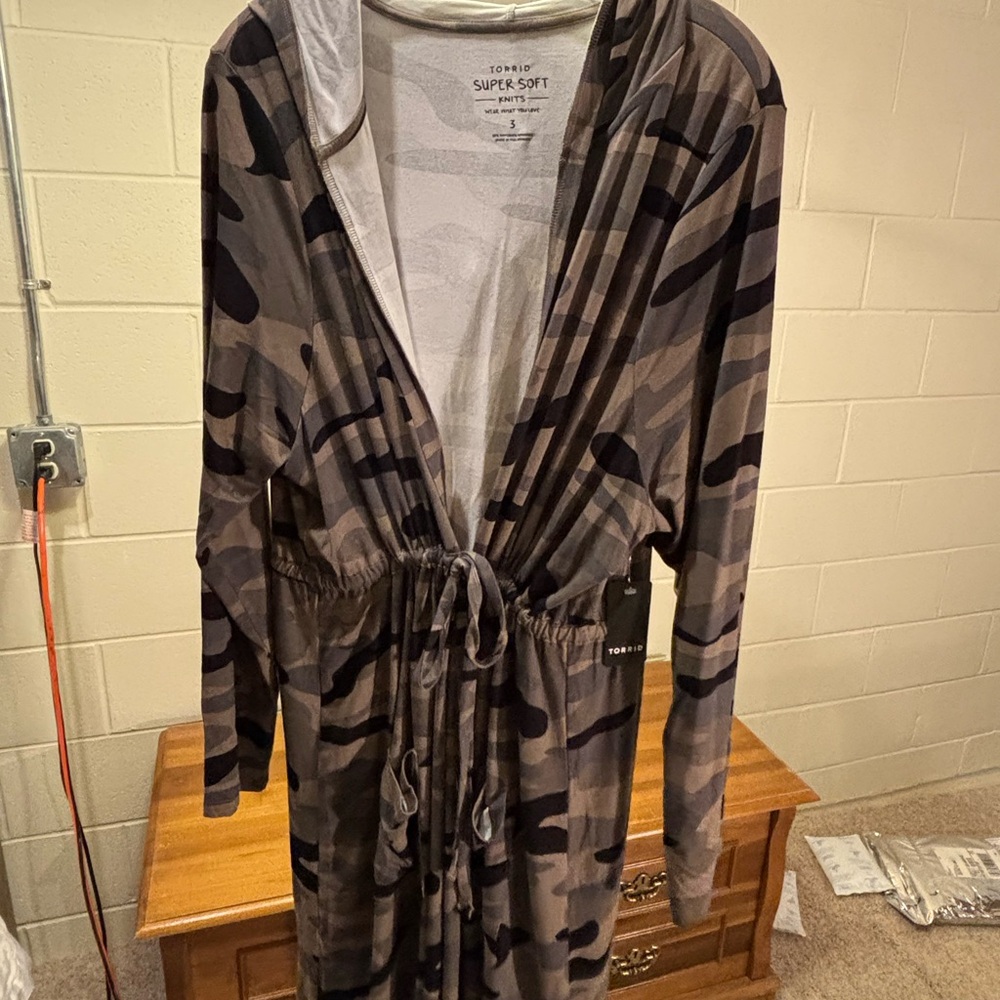 NWT Torrid Camouflage Utility Jacket with Hood and Drawstring Waist - Picture 3 of 9